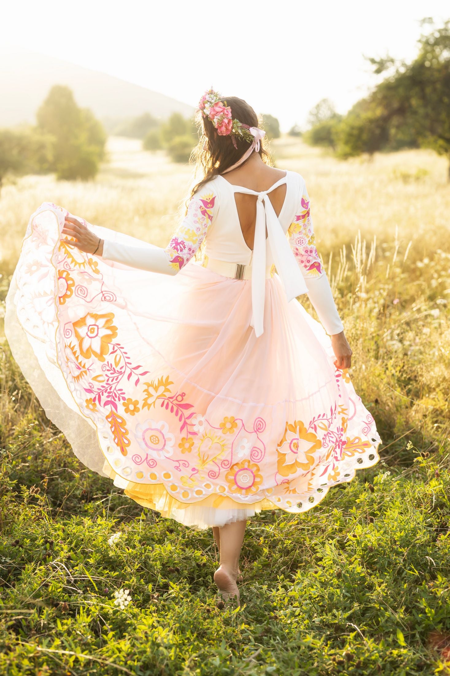 Ružové vyšívané šaty Sága krásy