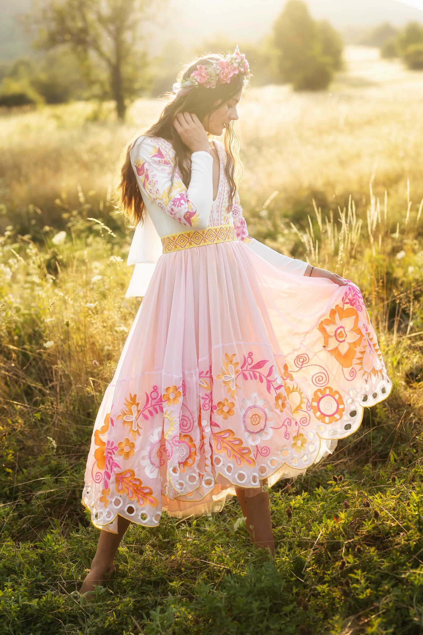 Ružové vyšívané šaty Sága krásy