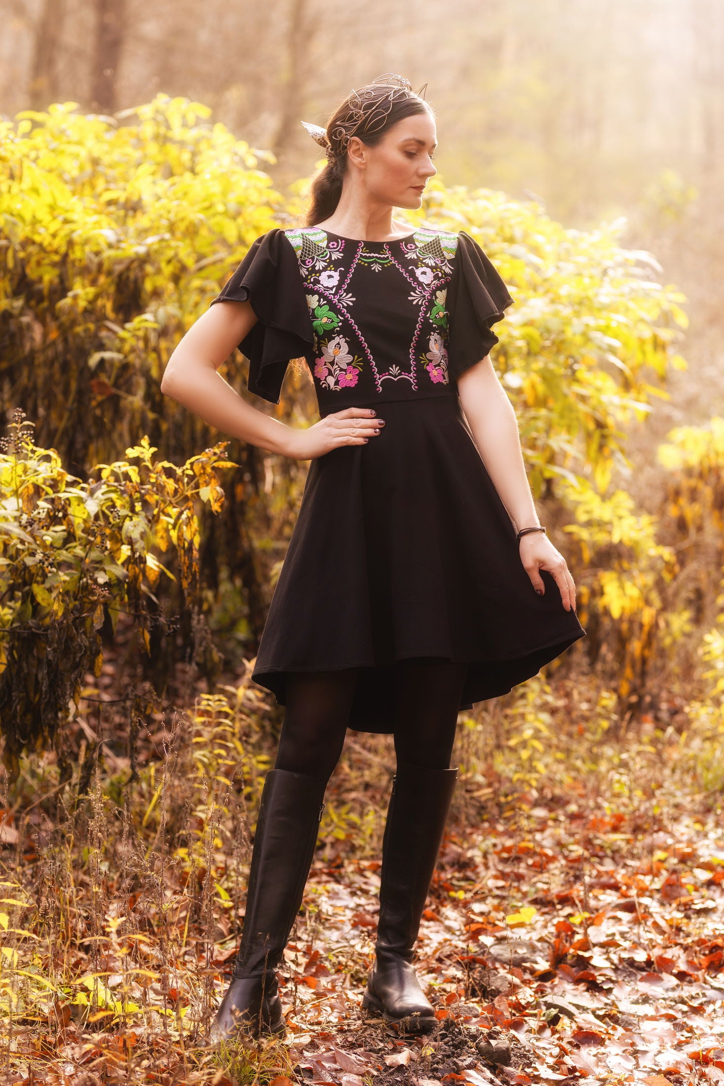 Čierne vyšívané šaty Pozdišovská karička