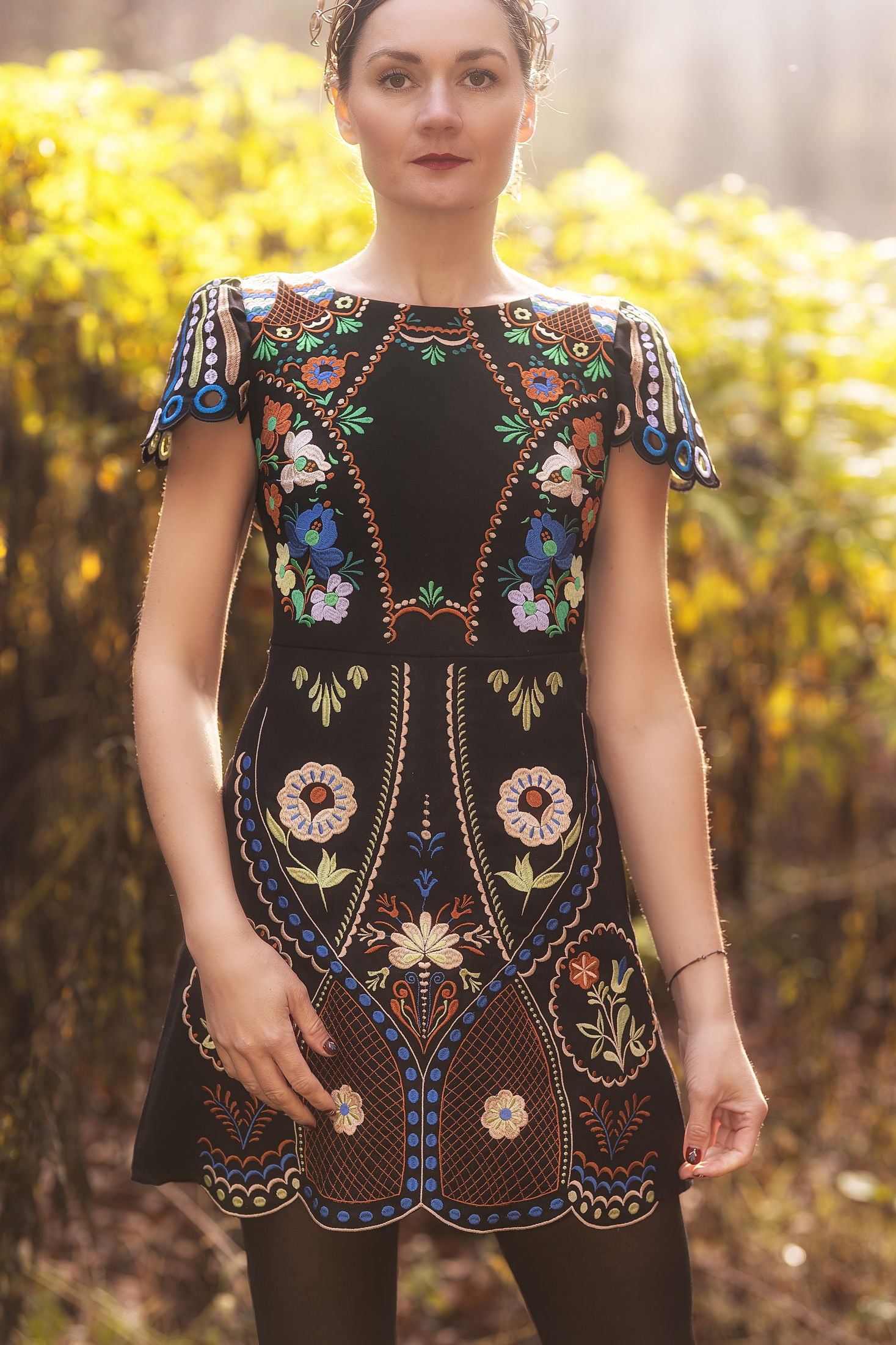 Čierne vyšívané šaty Pozdišovská karička