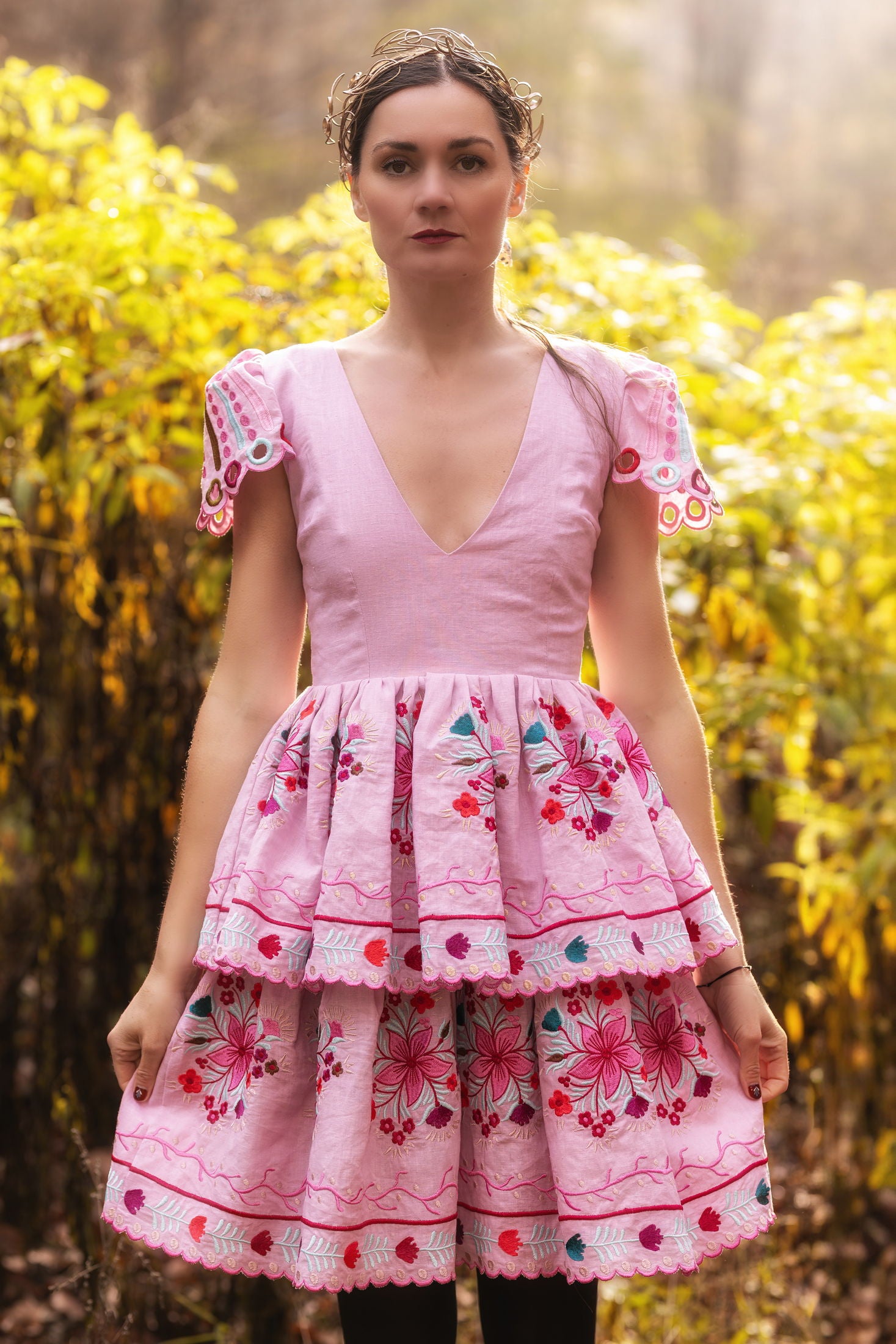 Fialové ľanové vyšívané šaty Pozdišovská karička