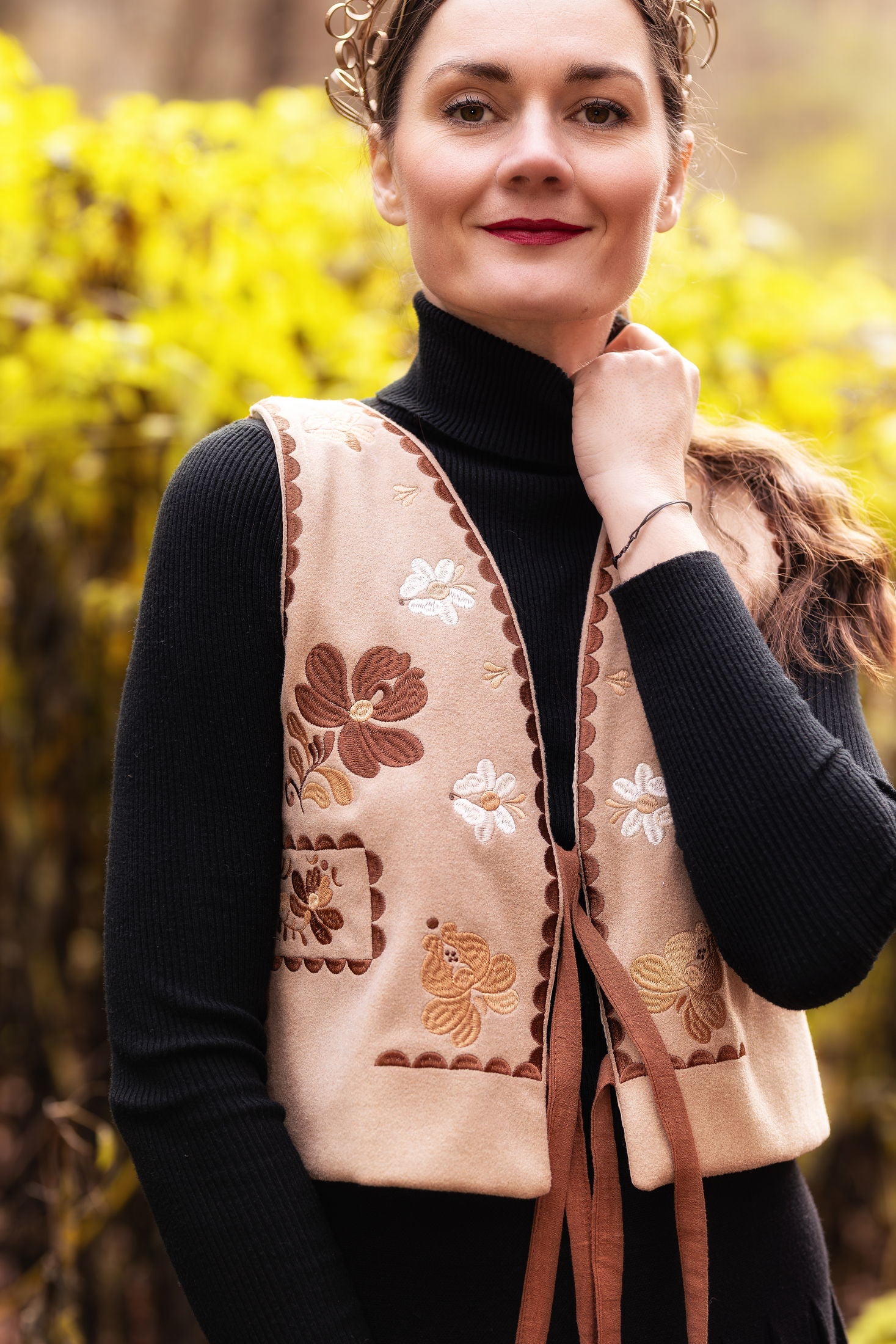 Hnedá vyšívaná vesta Pozdišovská karička