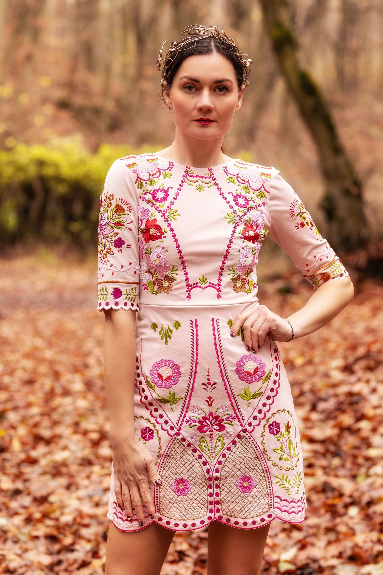 Ružové vyšívané šaty Pozdišovská karička