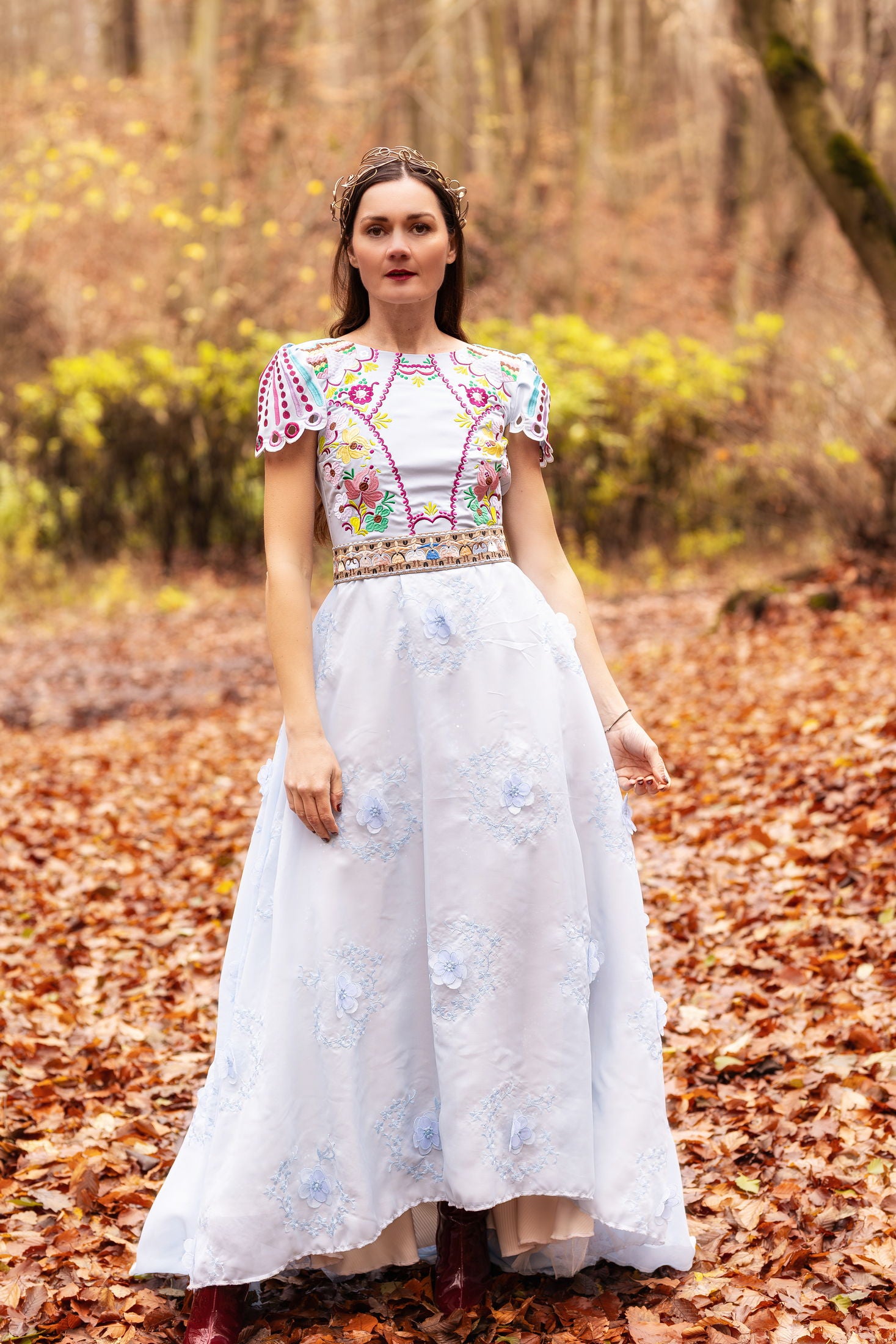 Modré vyšívané šaty Pozdišovská karička