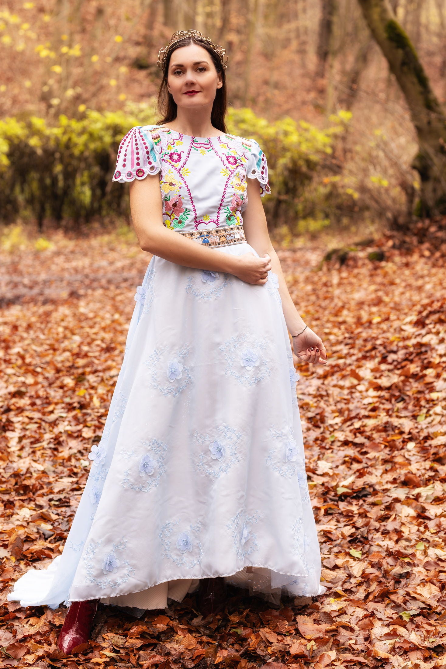 Modré vyšívané šaty Pozdišovská karička