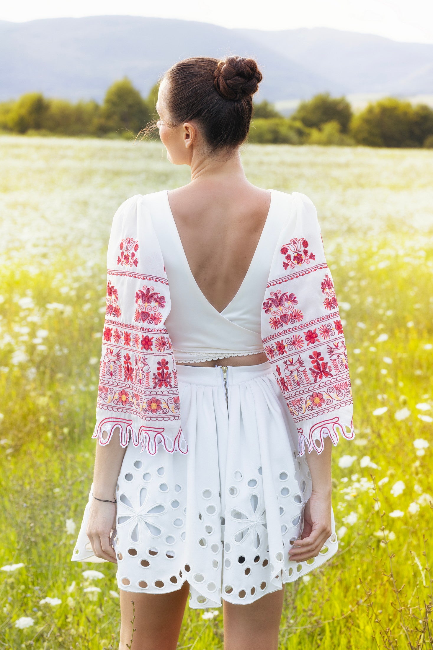Vyšívaný crop top Vajnory