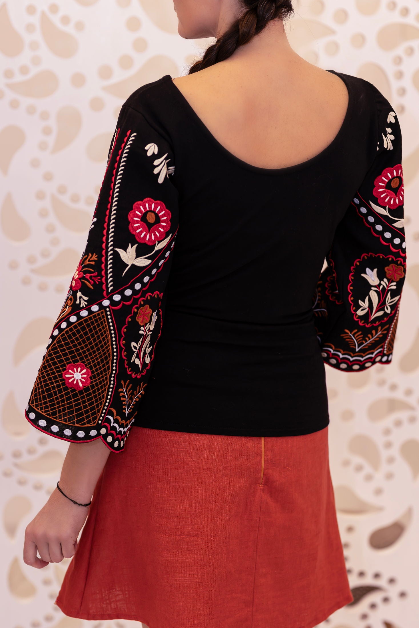 Čierne vyšívané tričko Pozdišovská karička