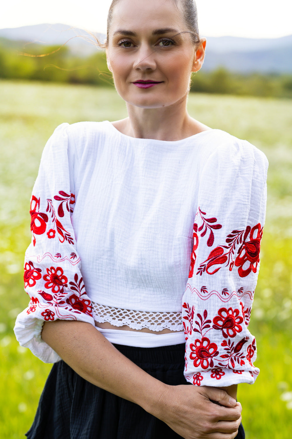 Vyšívaný crop top Tekov