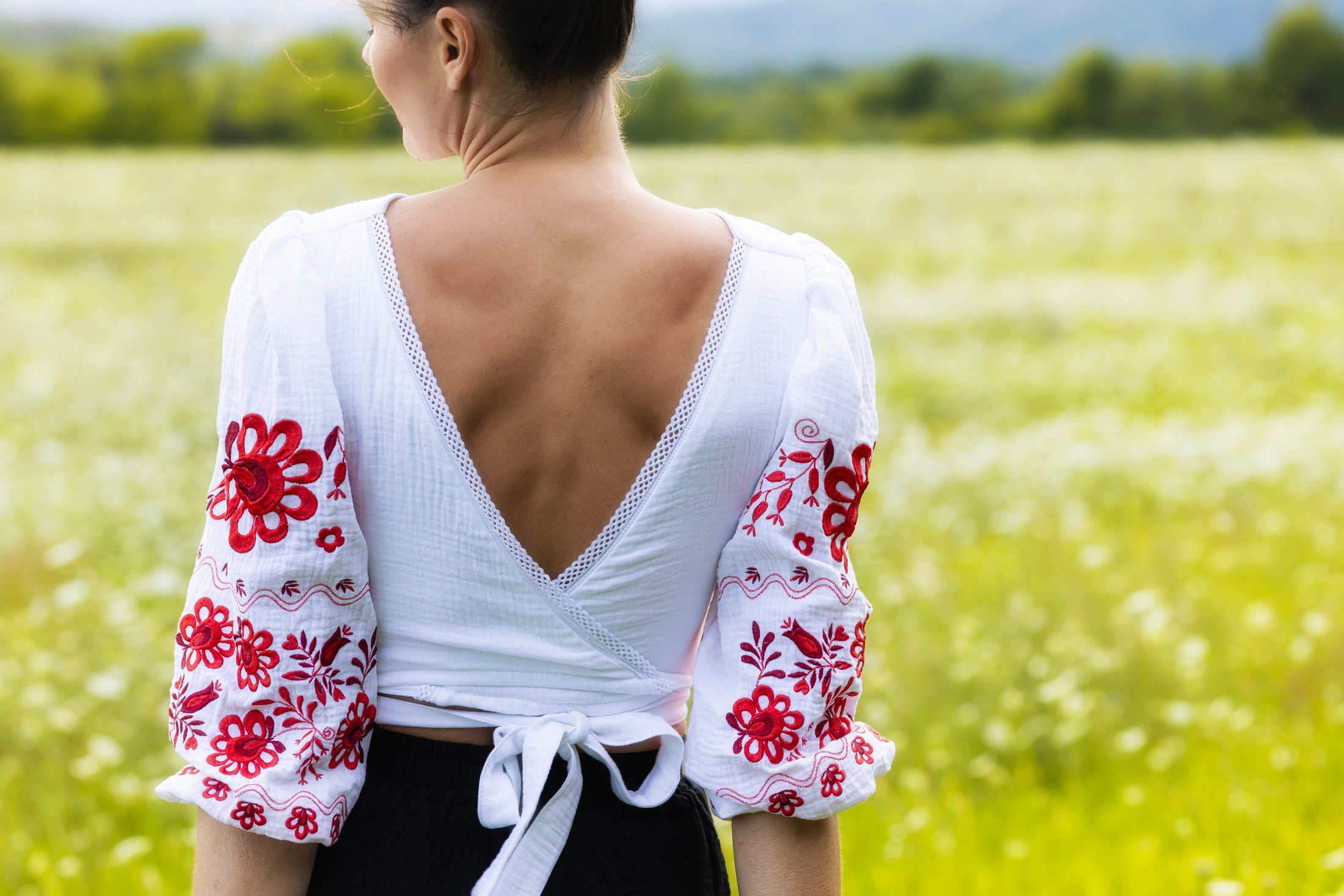 Vyšívaný crop top Tekov