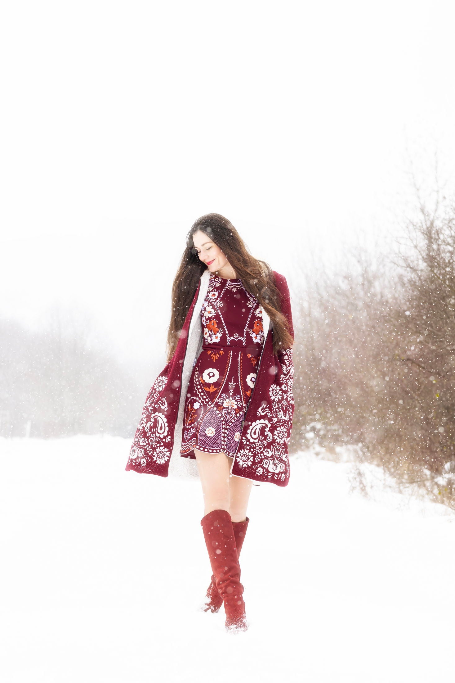 Bordové vyšívané mini šaty Pozdišovská karička