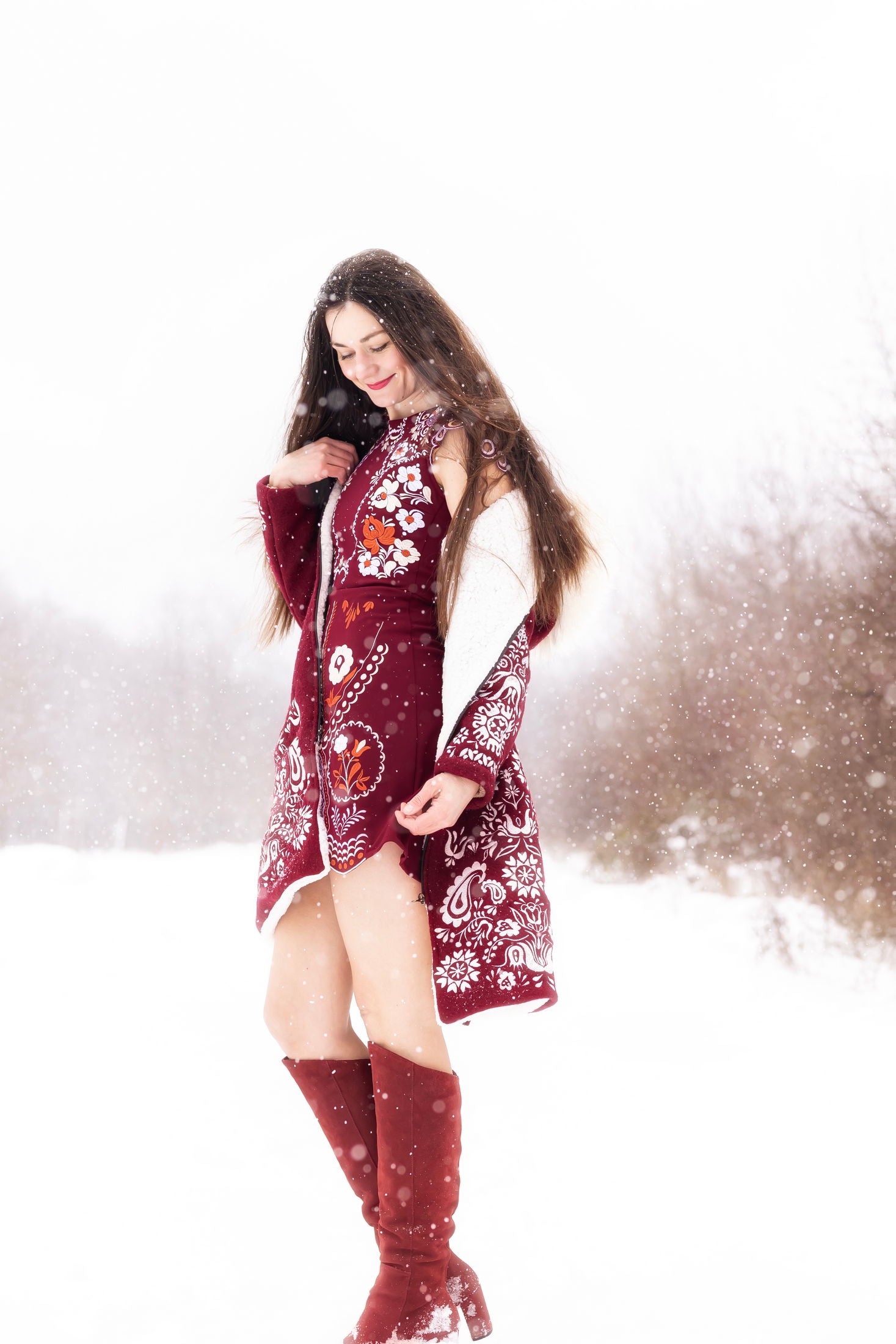 Bordové vyšívané mini šaty Pozdišovská karička