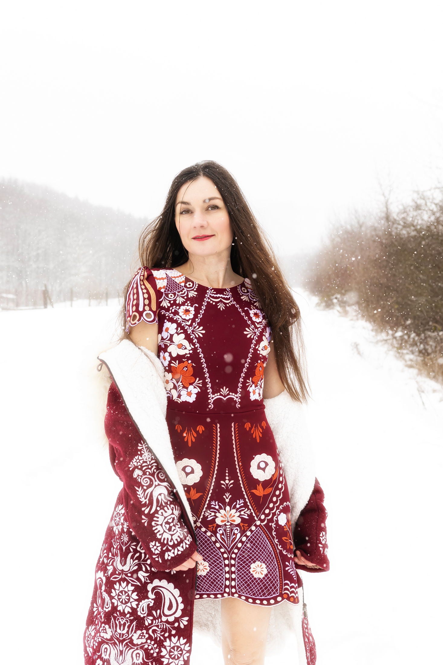 Bordové vyšívané mini šaty Pozdišovská karička