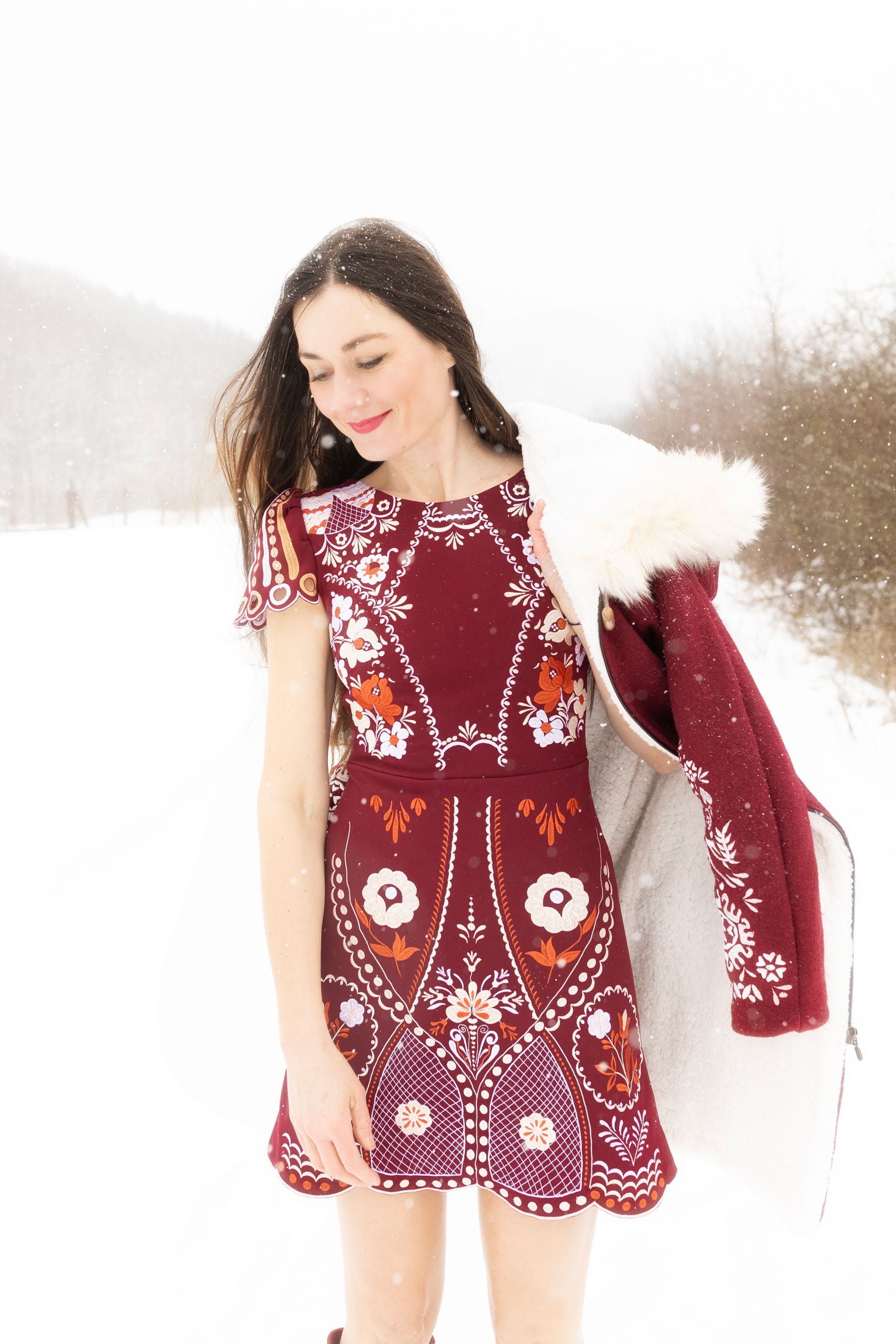 Bordové vyšívané mini šaty Pozdišovská karička