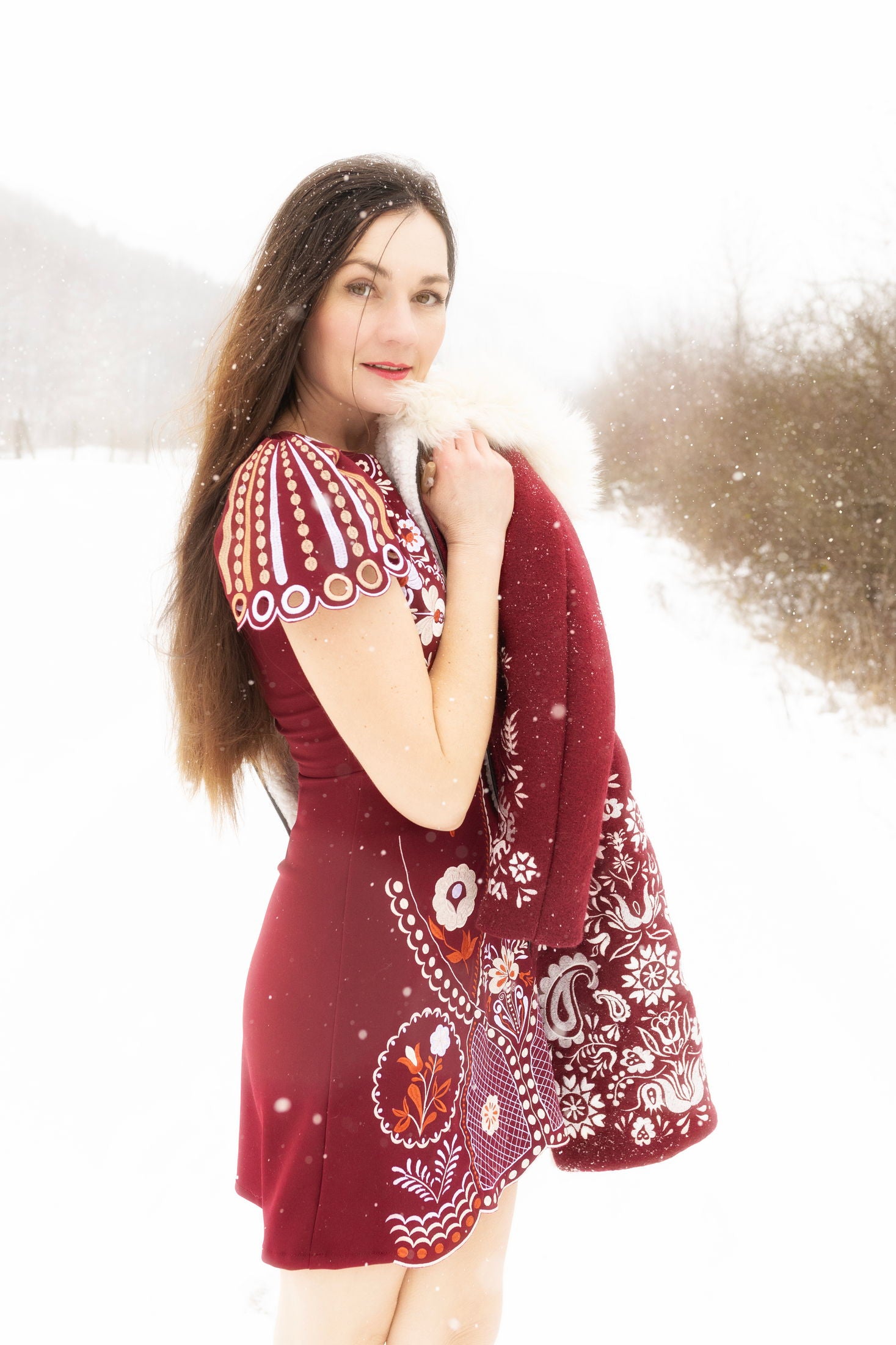 Bordové vyšívané mini šaty Pozdišovská karička