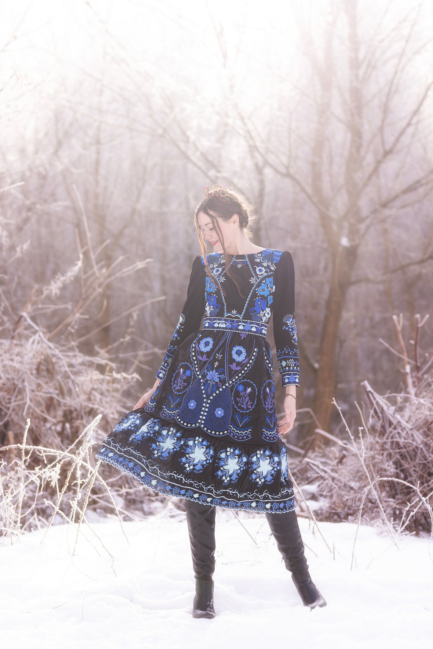 Čierne vyšívané šaty Pozdišovská karička