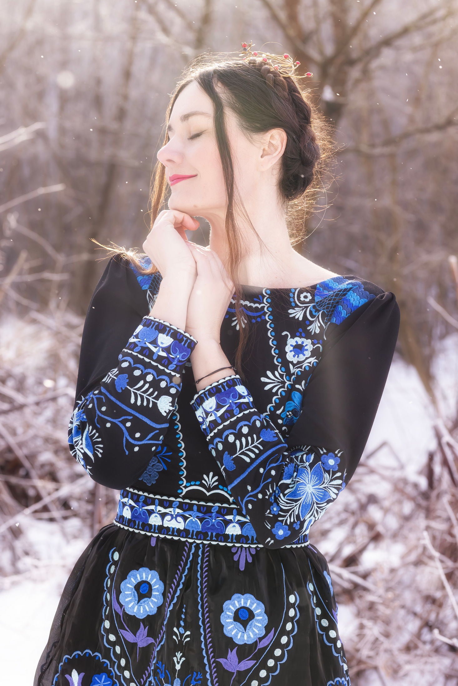 Čierne vyšívané šaty Pozdišovská karička