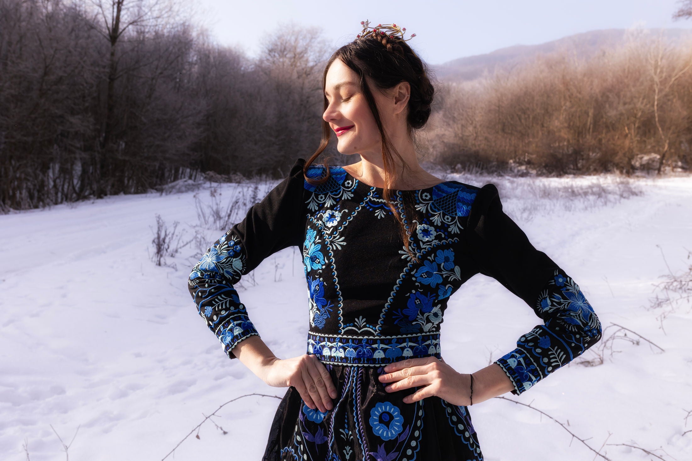 Čierne vyšívané šaty Pozdišovská karička