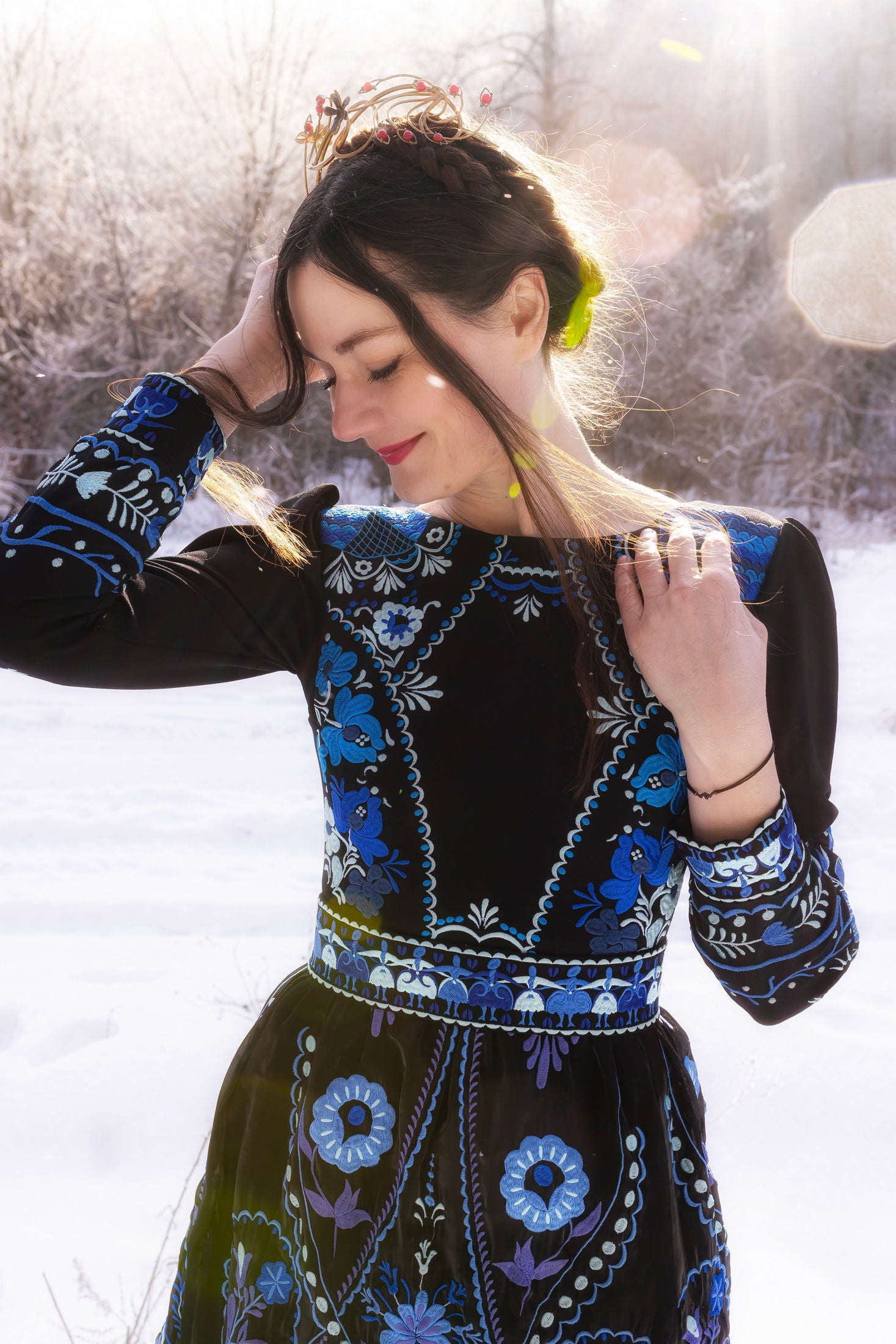 Čierne vyšívané šaty Pozdišovská karička