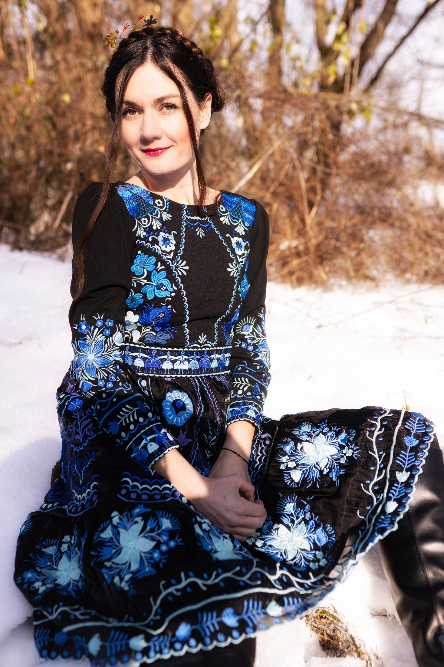 Čierne vyšívané šaty Pozdišovská karička