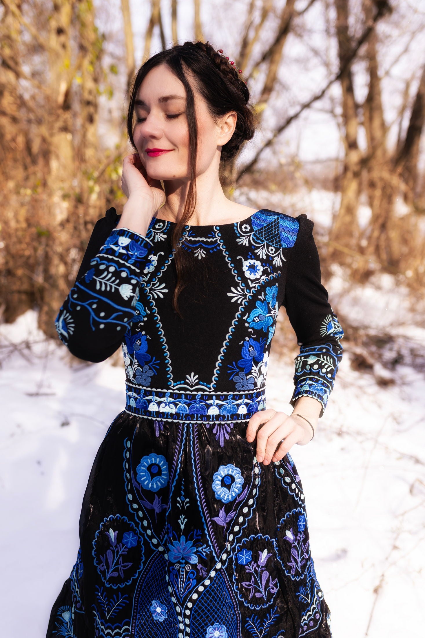 Čierne vyšívané šaty Pozdišovská karička