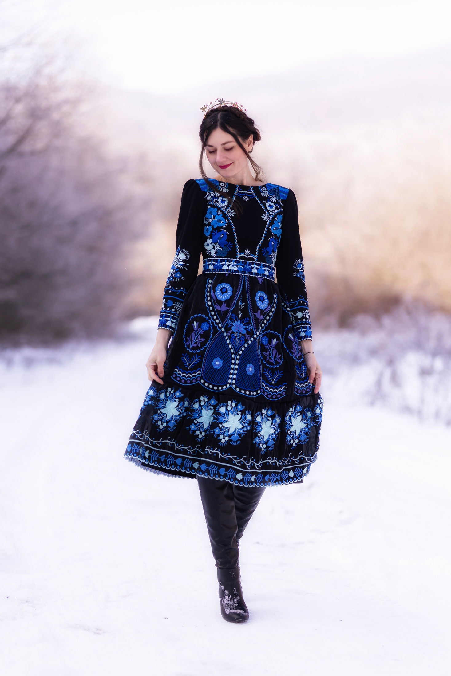 Čierne vyšívané šaty Pozdišovská karička