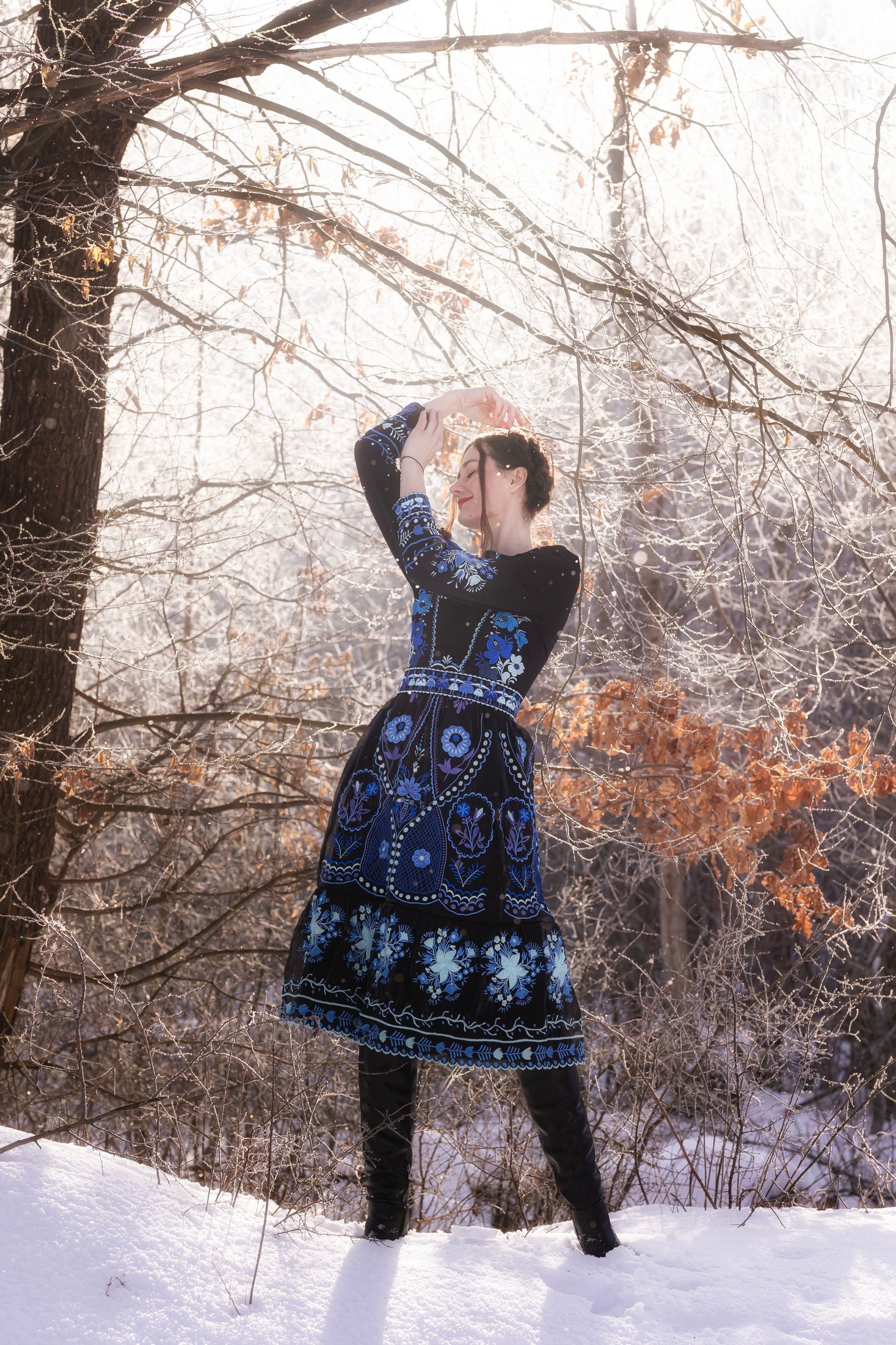 Čierne vyšívané šaty Pozdišovská karička