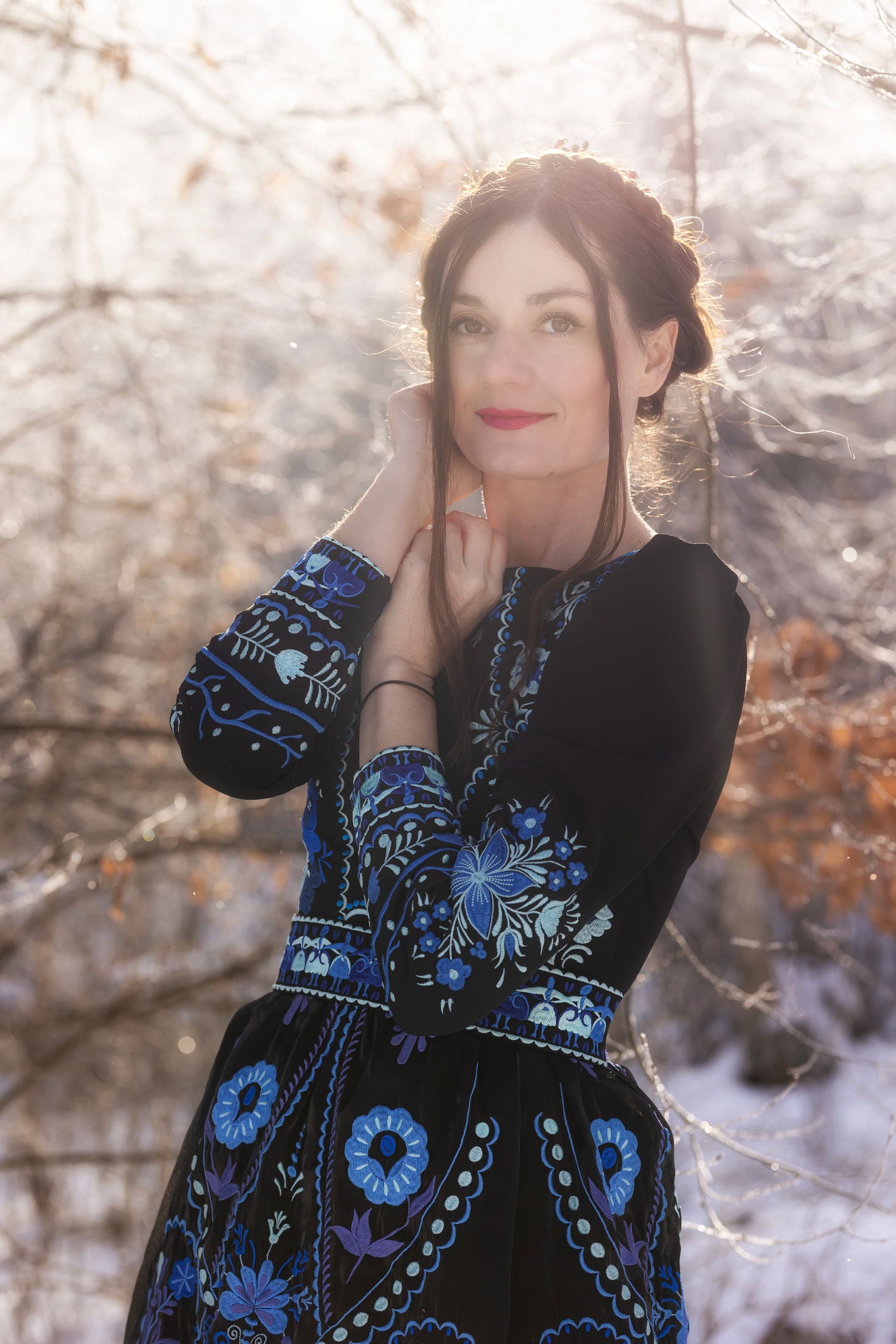 Čierne vyšívané šaty Pozdišovská karička