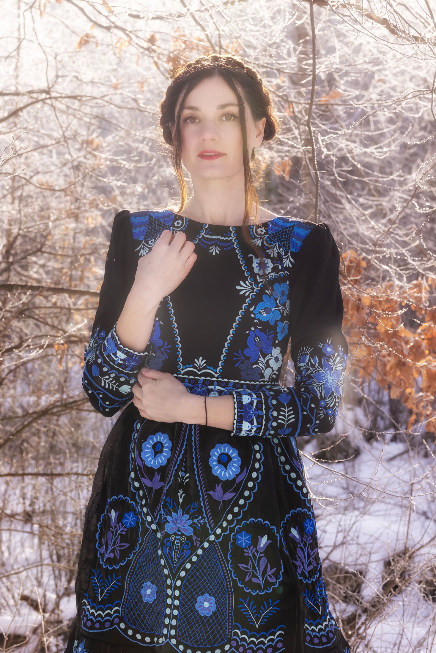 Čierne vyšívané šaty Pozdišovská karička