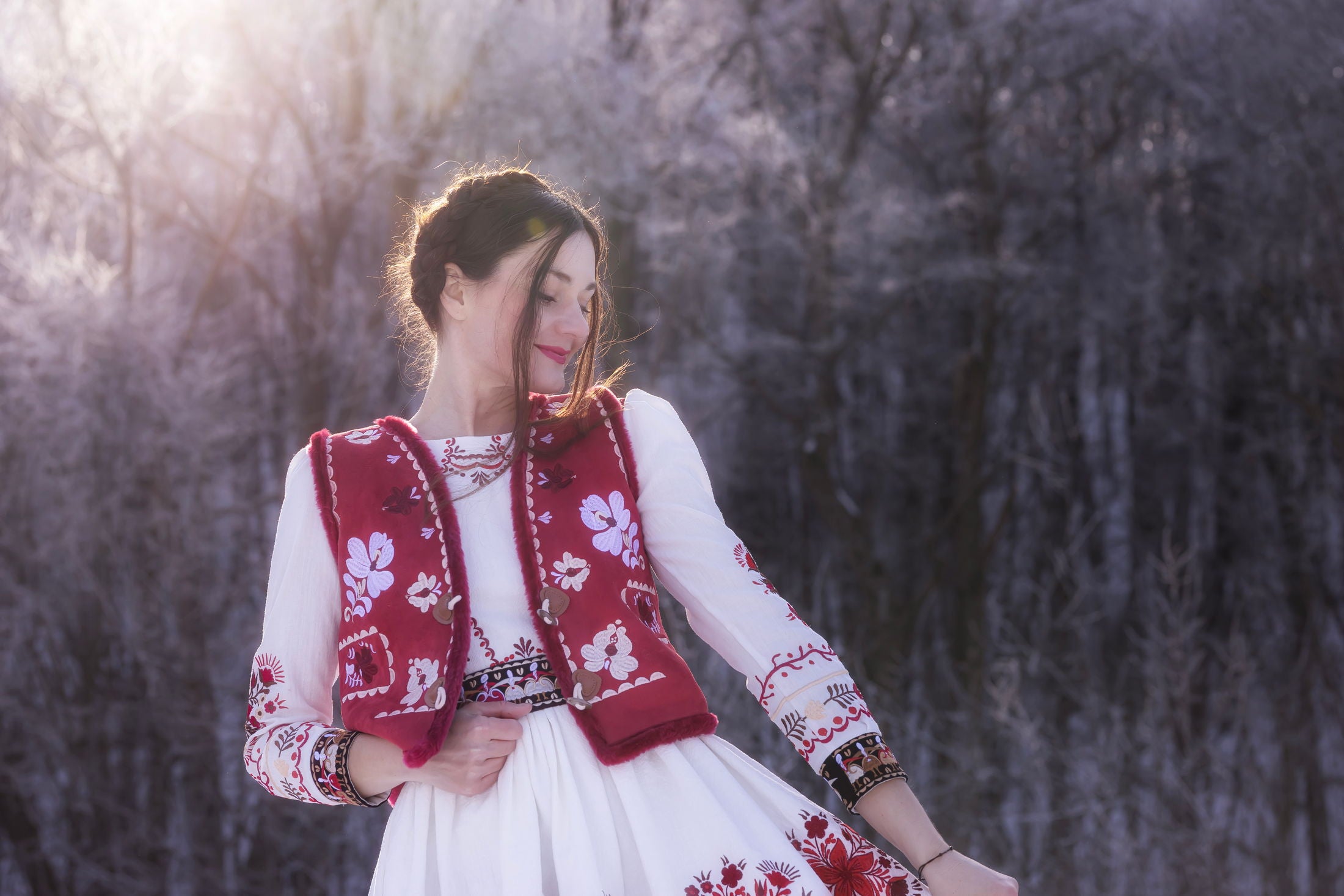 Červená vyšívaná vesta Pozdišovská karička