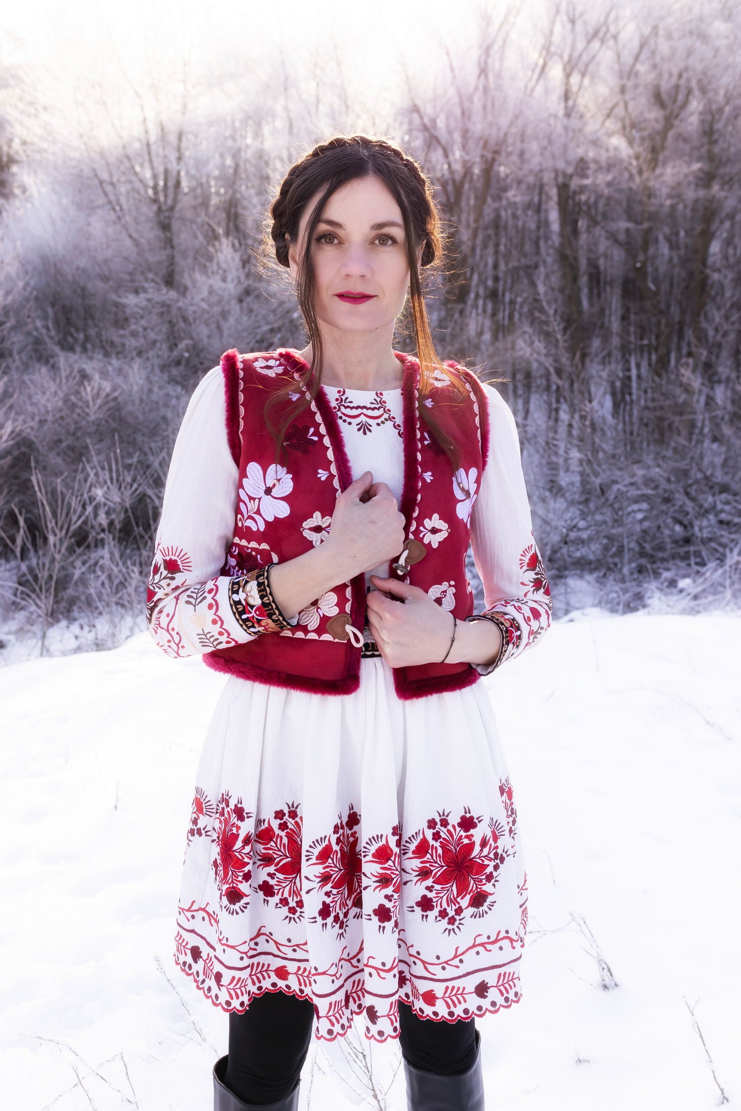 Červená vyšívaná vesta Pozdišovská karička