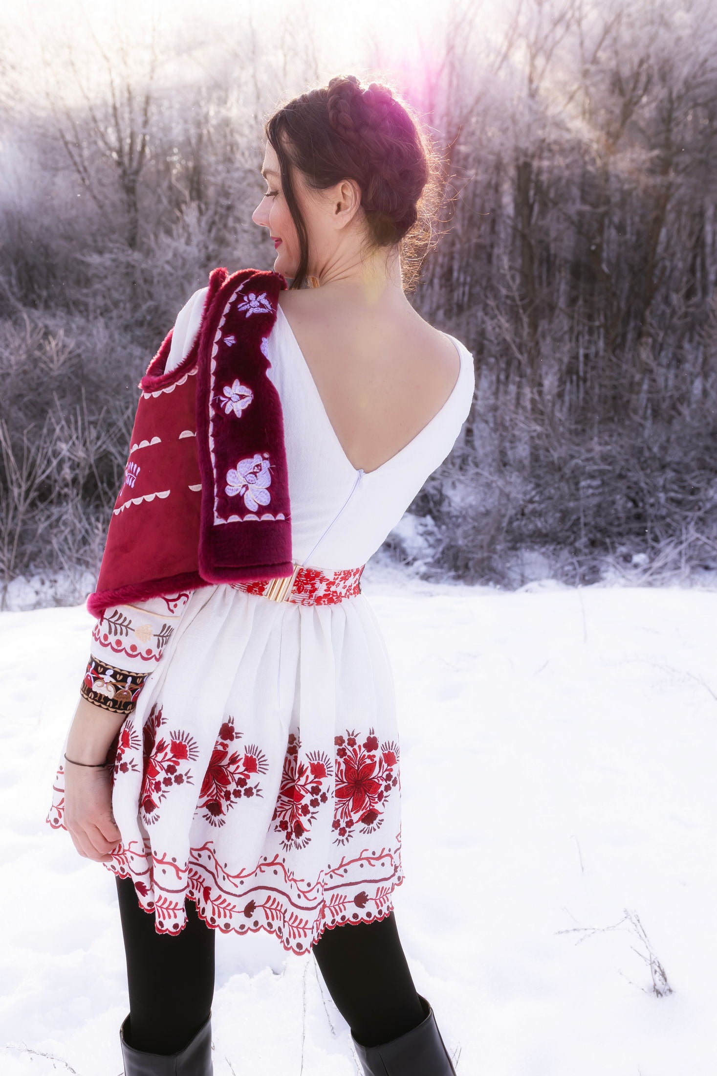 Červená vyšívaná vesta Pozdišovská karička