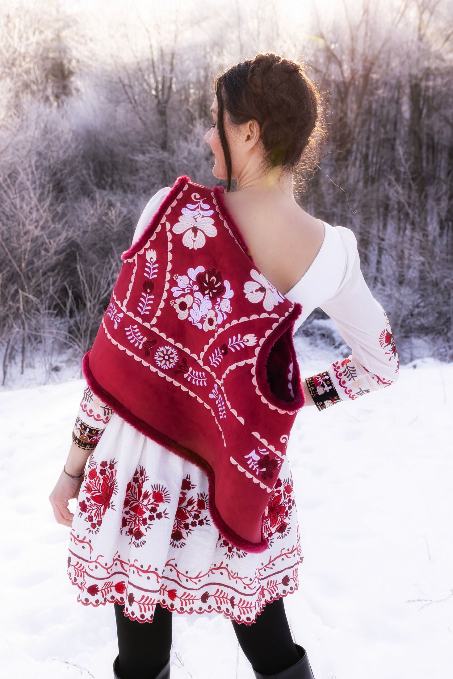 Červená vyšívaná vesta Pozdišovská karička