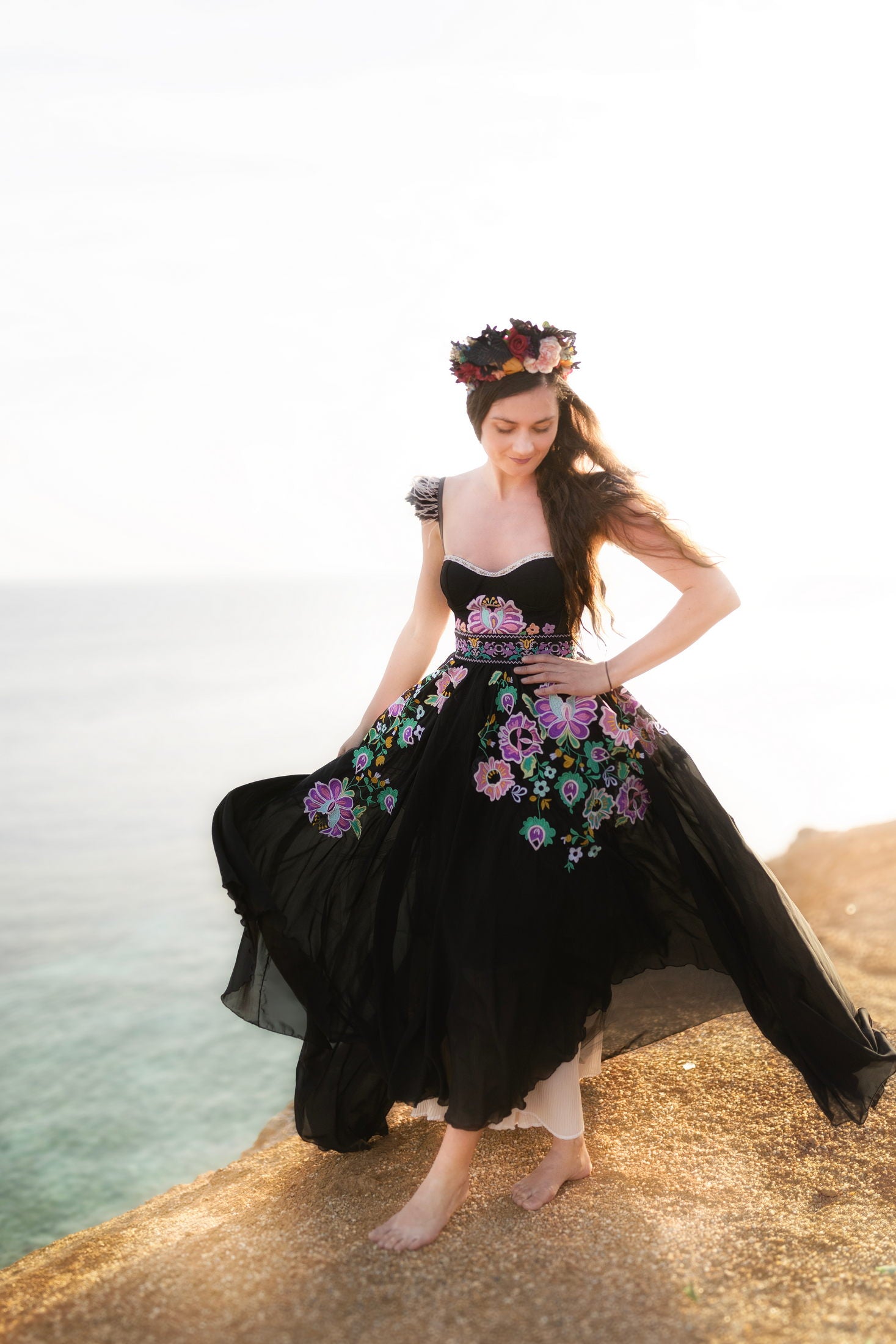 Čierne korzetové šaty s vlečkou Kvety Senohradu
