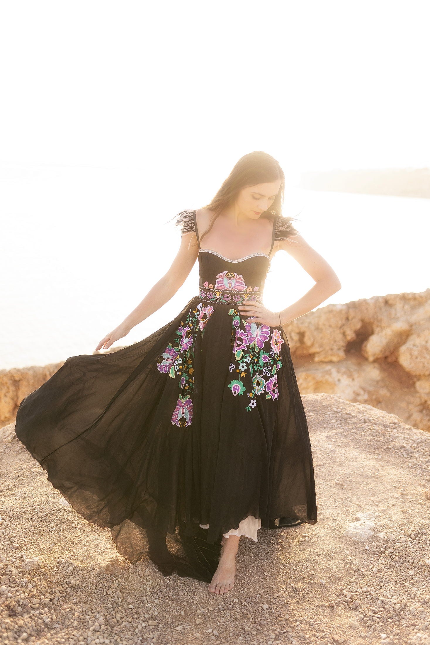 Čierne korzetové šaty s vlečkou Kvety Senohradu