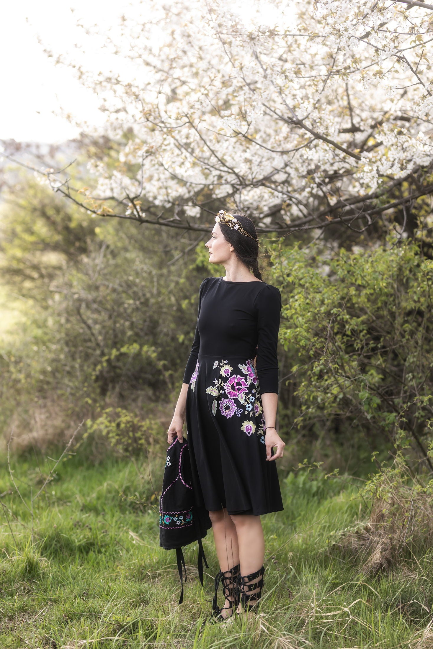 Čierne šaty Kvety Senohradu