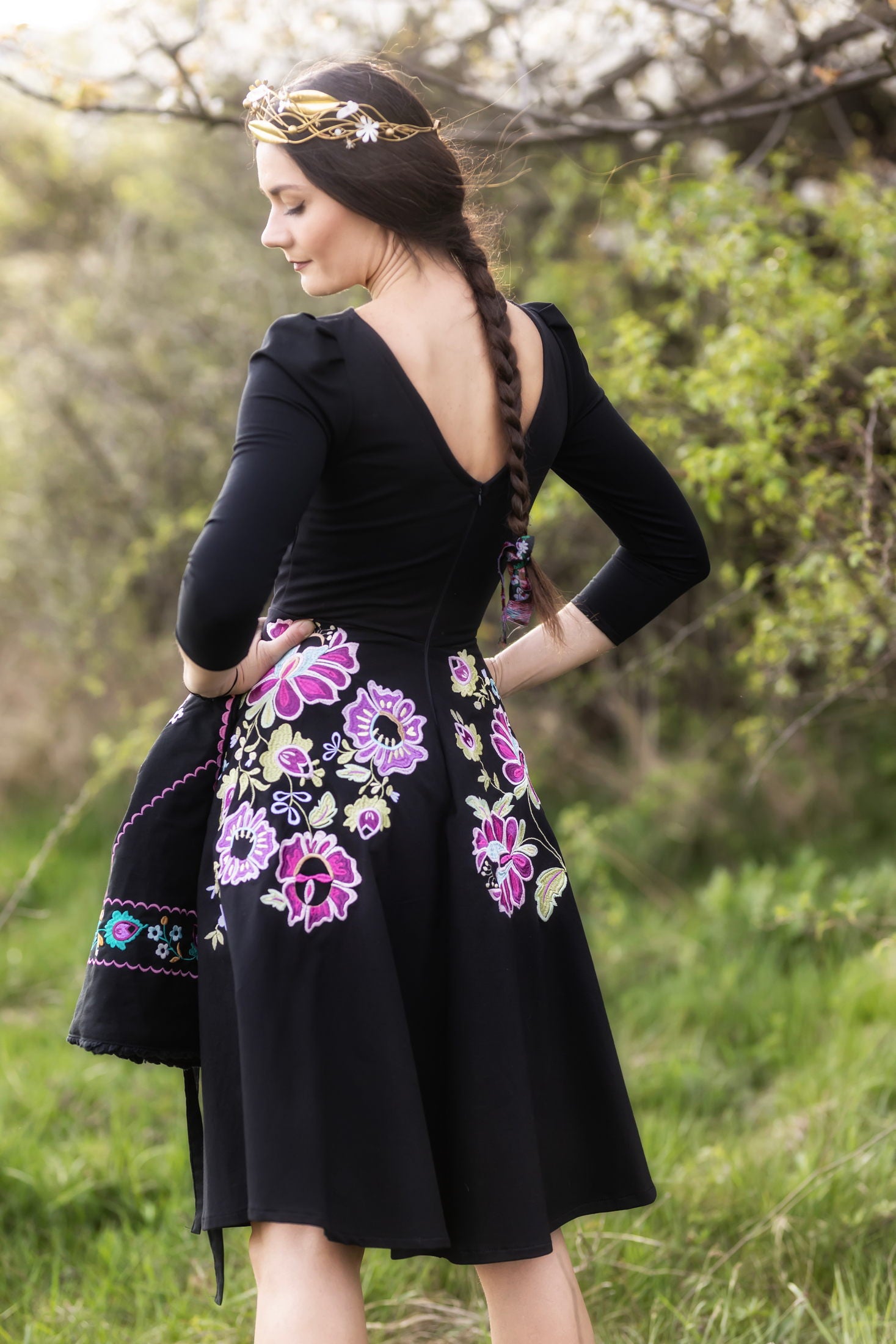 Čierne šaty Kvety Senohradu