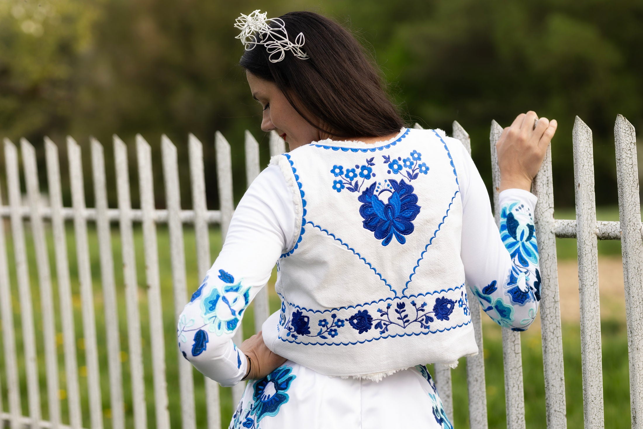 Konopná vyšívaná vesta Kvety Senohradu