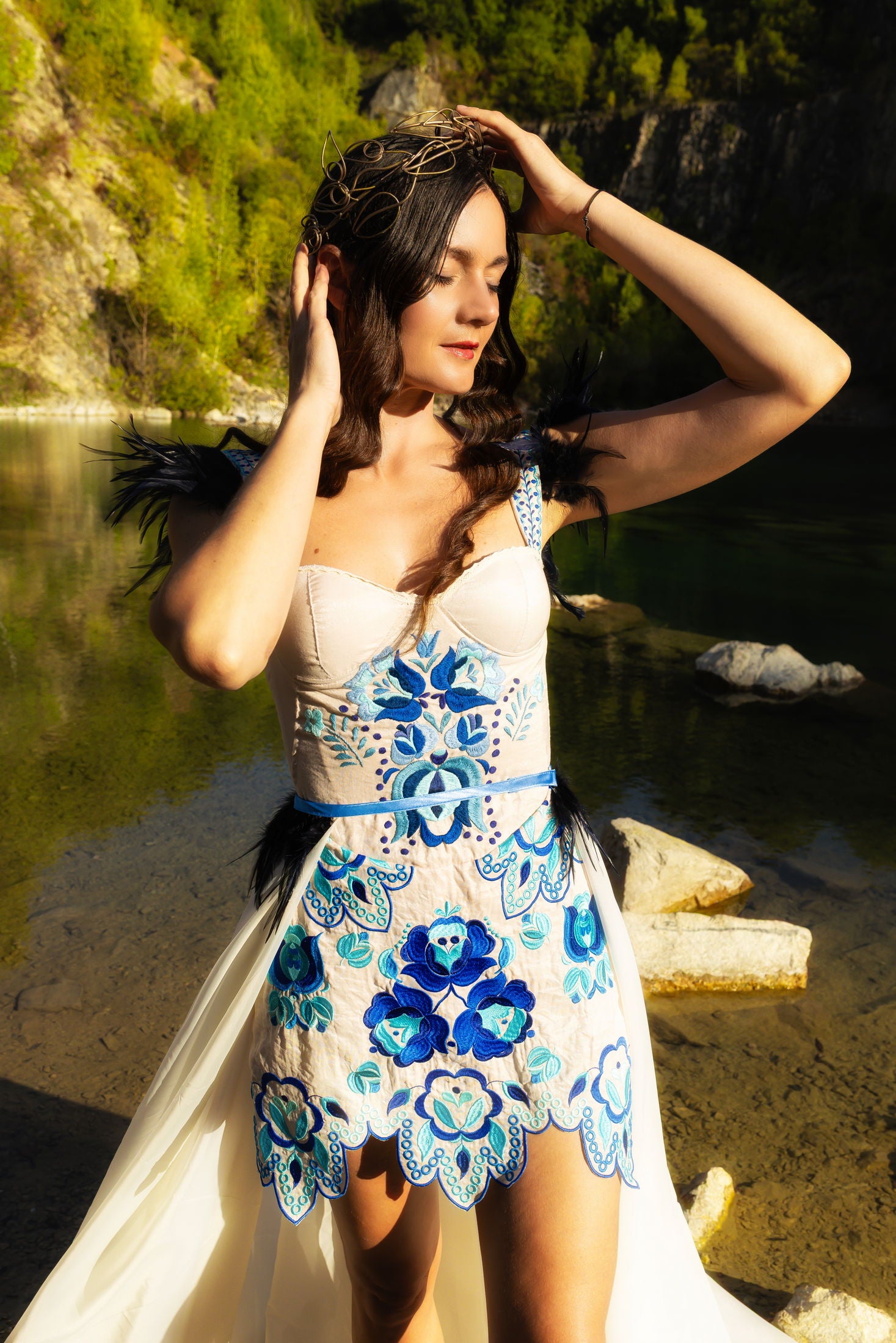 Béžové vyšívané šaty Solčanská