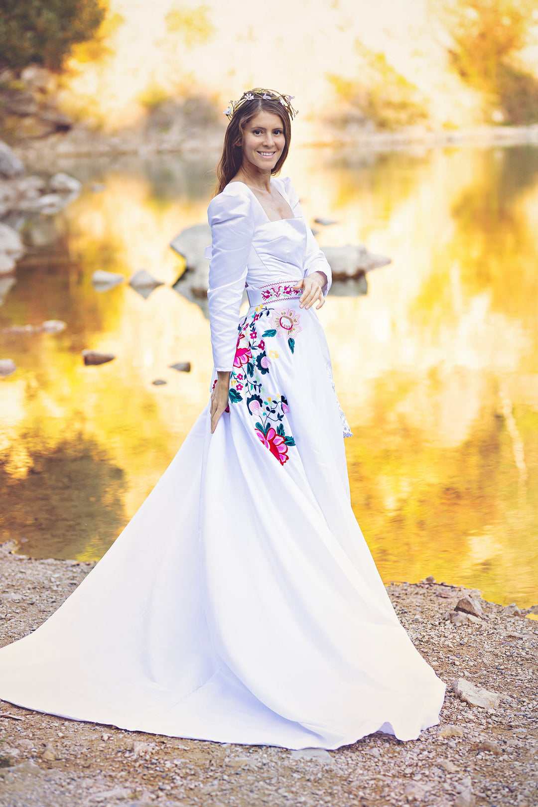 Saténová vlečka Kvety Senohradu