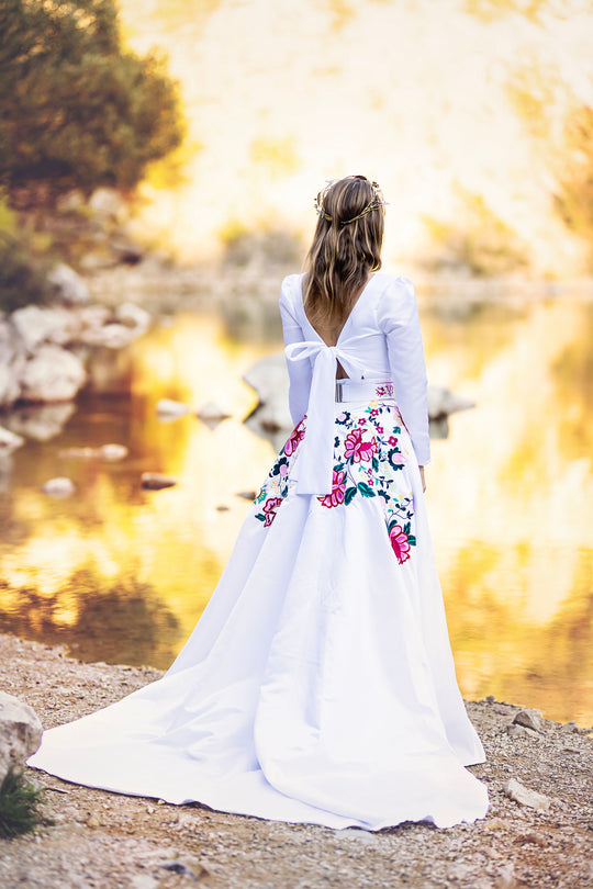 Saténová vlečka Kvety Senohradu