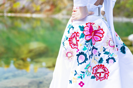 Saténová vlečka Kvety Senohradu