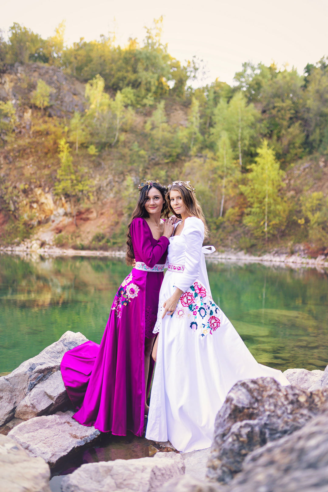 Saténová vlečka Kvety Senohradu