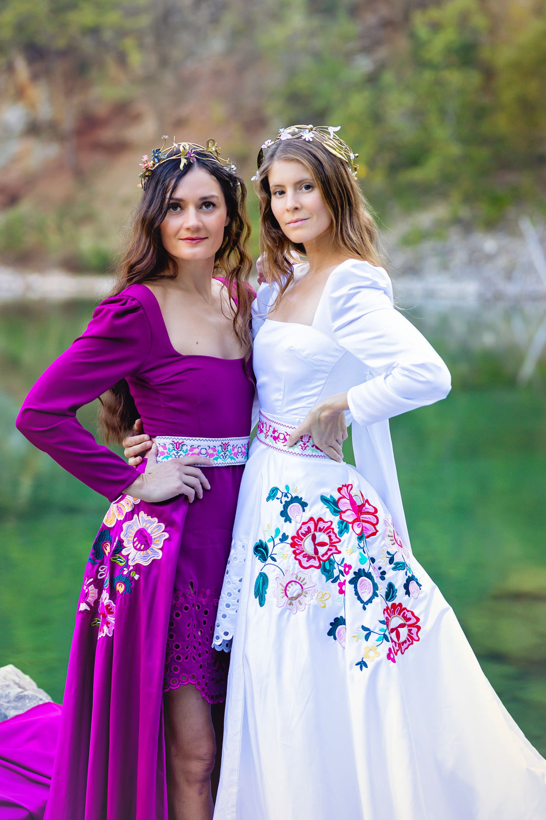 Saténová vlečka Kvety Senohradu