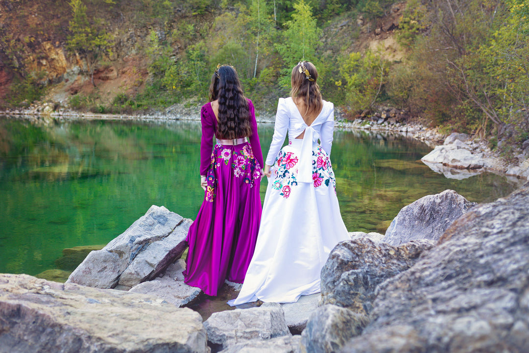 Saténová vlečka Kvety Senohradu