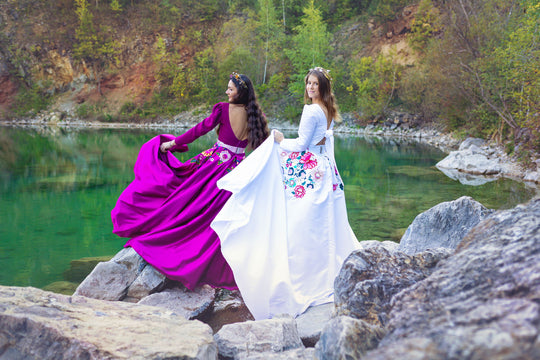 Saténová vlečka Kvety Senohradu