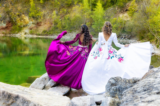 Saténová vlečka Kvety Senohradu