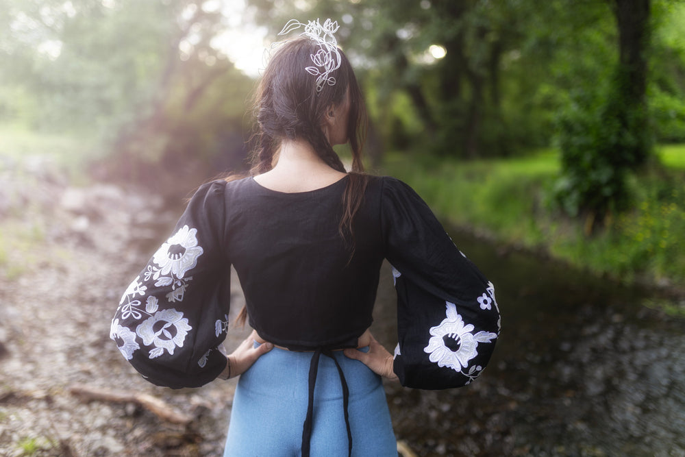 Čierny crop top Kvety Senohradu