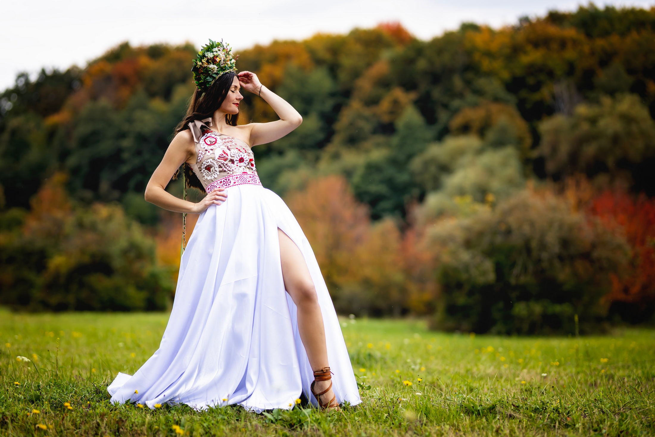 Ručne vyšívané šaty na jedno rameno Poľana