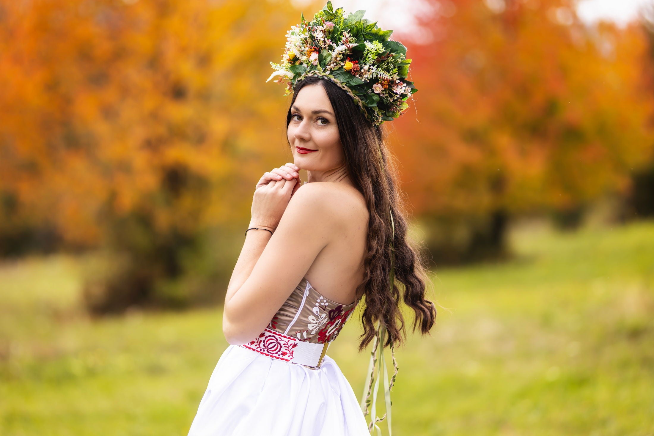 Ručne vyšívané šaty na jedno rameno Poľana