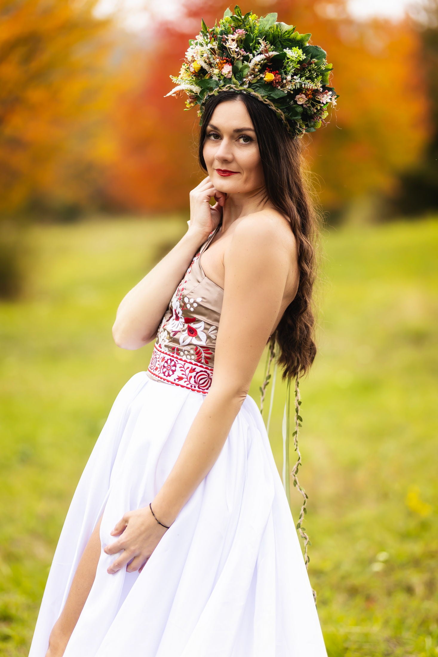 Ručne vyšívané šaty na jedno rameno Poľana